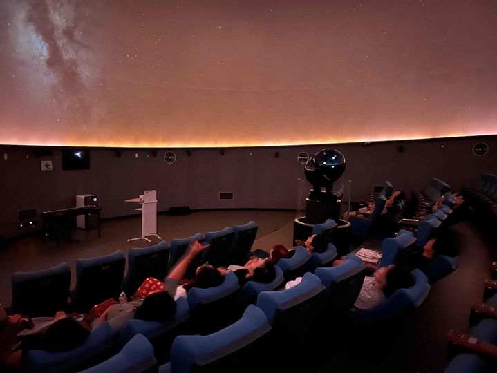 [밀양=뉴시스] 천체투영관 상상에서 경남사립유치원 연합회 교사들이 운영프로그램에 대한 설명을 듣고 있다. (사진=밀양시 제공) 2025.07.24. photo@newsis.com *재판매 및 DB 금지