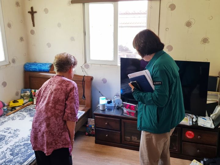 [함양=뉴시스] 함양군 정보통신기술 연계 인공지능 통합돌봄사업 자체 현장점검 (사진=함양군 제공) 2025. 07. 24. photo@newsis.com *재판매 및 DB 금지