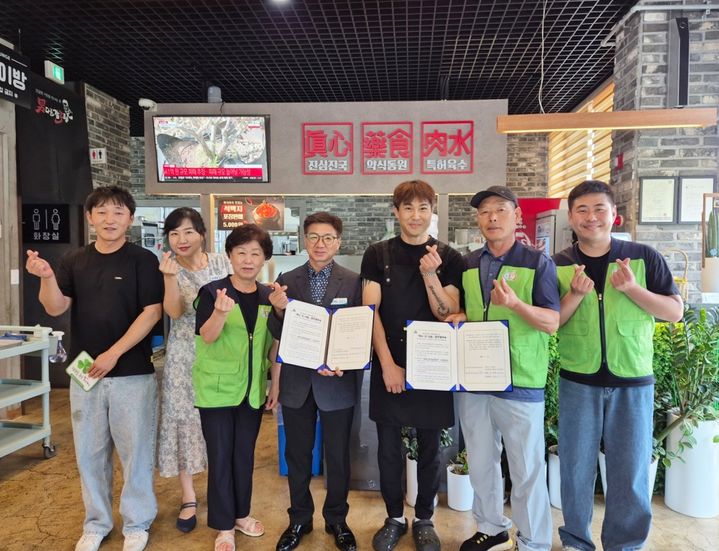 [함양=뉴시스] 남다른감자탕 ‘함양읍 하나더나눔’ 협약을 통한 나눔 동참 (사진=함양군 제공) 2025. 07. 24. photo@newsis.com *재판매 및 DB 금지