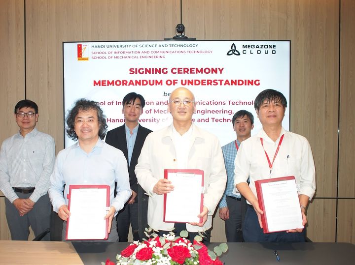 메가존클라우드 염동훈 대표(앞줄 가운데)와 HUST 타 하이 퉁 학장(앞줄 왼쪽), 쯔엉 호앙 선 SME 학장이 ‘디지털 전환 및 혁신 역량 강화를 위한 업무협약식’에서 협약서에 서명한 뒤 기념촬영을 하고 있다.(사진=메가존클라우드 제공) *재판매 및 DB 금지