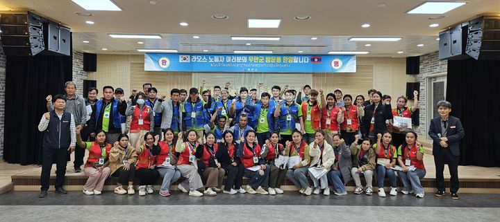 [무안=뉴시스]외국인 계절노동자 입국. (사진=무안군 제공) 2025.07.24. photo@newsis.com *재판매 및 DB 금지