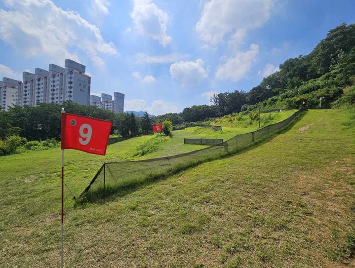 [광주=뉴시스] 광주 서구 풍암동 금당산에 불법 으로 조성된 파크골프장. (사진 = 독자 제공) 2025.07.24. photo@newsis.com *재판매 및 DB 금지
