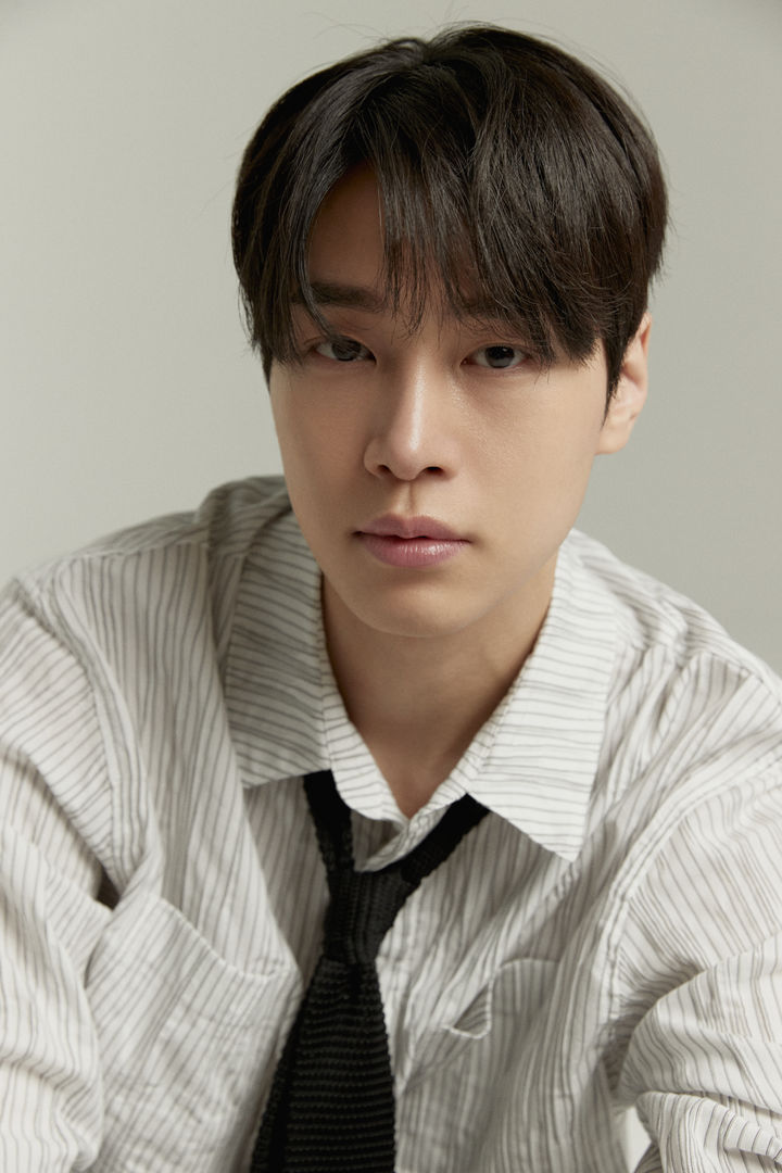 [서울=뉴시스] 프로축구 K리그1 강원FC 시축자 배우 강유석. (사진=강원FC 제공) *재판매 및 DB 금지