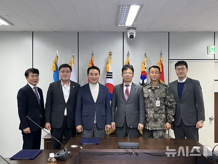 [포천=뉴시스] 경기 포천시는 6군단 부지반환을 위한 국방부와 상생협의체를 구성하고 논의 끝에 '기부 대 양여' 방식을 확정했다. 사진은 지난 2022년 개최된 제1회 국방부-포천시 상생협의체. (사진=포천시 제공) 재판매 및 DB 금지.