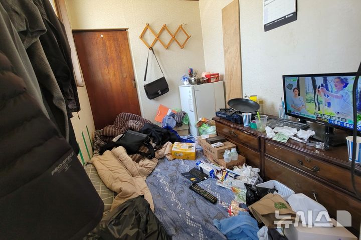 [대구=뉴시스] 이상제 기자 = 무더위가 계속 되고 있는 24일 대구 중구 대신동의 한 골목 여인숙 단칸방에 홀로 살고 있는 김모(50대)씨가 선풍기 한 대 없이 여름을 나고 있다. 2025.07.24. king@newsis.com 