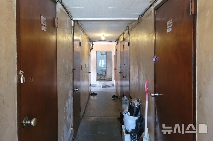 [대구=뉴시스] 이상제 기자 = 24일 대구 중구 대신동의 한 골목 여인숙 내 단칸방. 2025.07.24. king@newsis.com&nbsp; 