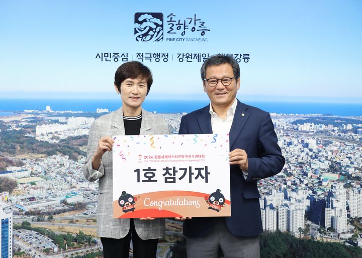 [서울=뉴시스] 현정화 대한탁구협회 수석부회장(왼쪽)과 김홍규 강릉시장. 2025.07.24. (사진=대한탁구협회 제공) *재판매 및 DB 금지