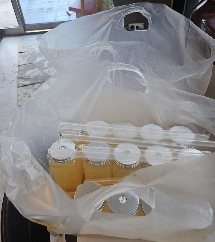 [서울=뉴시스] 카페 포장 주문을 한 손님이 나타나지 않자 '노쇼'로 오해했지만, 알고 보니 사장님의 정기 기부에 동참한 선행이었다는 사연이 훈훈함을 자아내고 있다. (사진=네이버 카페 '아프니까 사장이다' 갈무리) 2025.07.24 *재판매 및 DB 금지