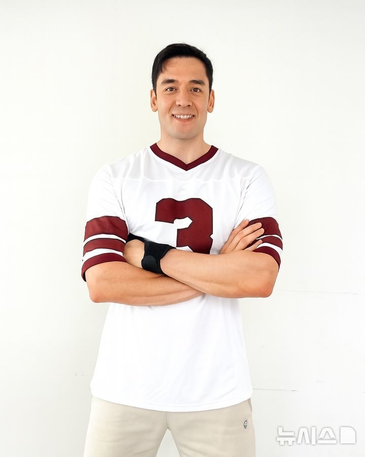 [서울=뉴시스] 전재경 기자=모델 겸 배우 줄리엔 강이 지난 23일 서울 이태원의 한 피트니스 스튜디오에서 뉴시스와 단독 인터뷰를 마친 뒤 포즈를 취하고 있다. *재판매 및 DB 금지