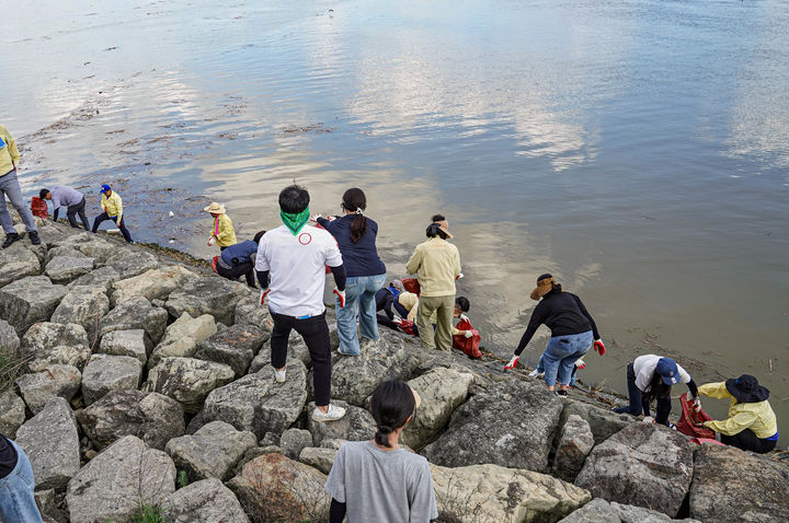 [목포=뉴시스]목포시 해양쓰레기 수거 활동. *재판매 및 DB 금지