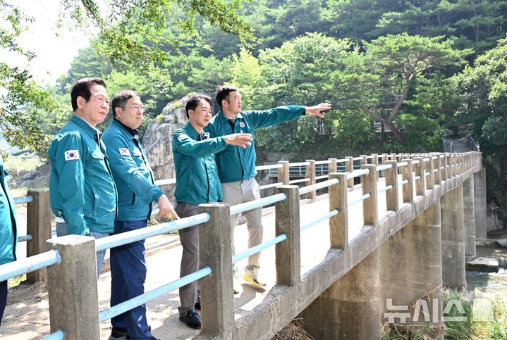 [하동=뉴시스]경남도의회 최학범(오른족서 두 번째) 의장 등이 24일 하동군 옥종면 집중호우 피해 현장을 찾아 복구 상황을 점검하고 있다.(사진=경남도의회 제공) 2025.07.24. photo@newsis.com