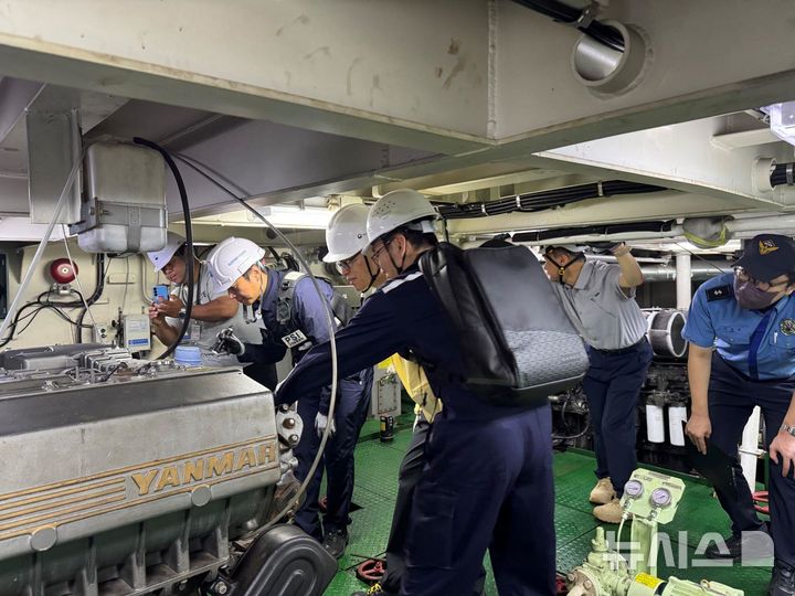 [서울=뉴시스] 지난 21일 공단 인천운항관리센터 관할 여객선에서 한국해양교통안전공단(KOMSA) 운항관리자가 여객선 특별점검을 실시 중인 모습.