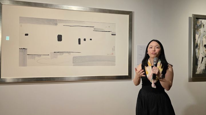 [사진=박현주 미술전문기자] 24일 예당 서예박물관에서 홍콩예술박물관 나디아 라우 박사가 '우관중:흑과 백 사이' 전시에 나온 '강남 회상'(1996)을 설명하고 있다. 2025.07.24. hyun@newsis.com *재판매 및 DB 금지