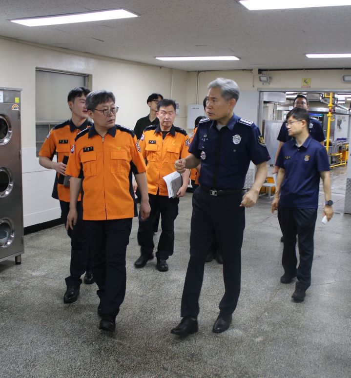 [대구=뉴시스] 대구 수성소방서는 24일 지역 내 교정시설인 대구구치소를 방문해 신속한 대응 체계 구축 논의를 했다. (사진=대구 수성소방서 제공) 2025.07.24. photo@newsis.com *재판매 및 DB 금지
