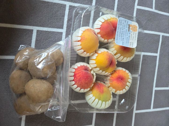 [뉴시스] 폭우 속 선행에 돌아온 복숭아와 감자. (출처=보배드림) *재판매 및 DB 금지