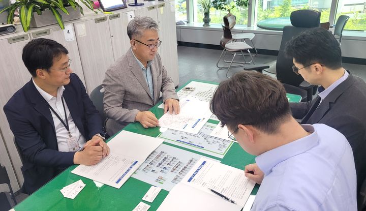 김진석 충주시부시장과 서경모 기획예산과장(왼쪽)이 국토부에 지역 철도 현안을 설명하고 있다. *재판매 및 DB 금지