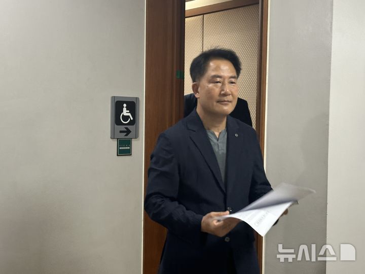 [대전=뉴시스] 김도현 기자 = 24일 오후 대전 서구 둔산동 대전지법에서 동성 동료 의원 2명을 추행한 혐의로 재판에 넘겨진 상병헌 시의원이 징역 1년 6개월의 실형을 선고받고 법정을 나오고 있다. 2025.07.24. kdh1917@newsis.com