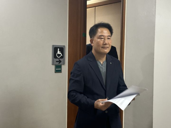 [대전=뉴시스] 김도현 기자 = 24일 오후 대전 서구 둔산동 대전지법에서 동성 동료 의원 2명을 추행한 혐의로 재판에 넘겨진 상병헌 시의원이 징역 1년 6개월의 실형을 선고받고 법정을 나오고 있다. 2025.07.24. kdh1917@newsis.com *재판매 및 DB 금지