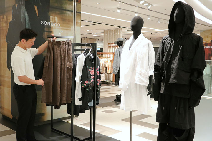 [대구=뉴시스] 대구 신세계백화점은 송지오 옴므 파리 컬렉션을 선보인다. (사진 = 대구 신세계백화점 제공) 2025.07.24. photo@newsis.com *재판매 및 DB 금지