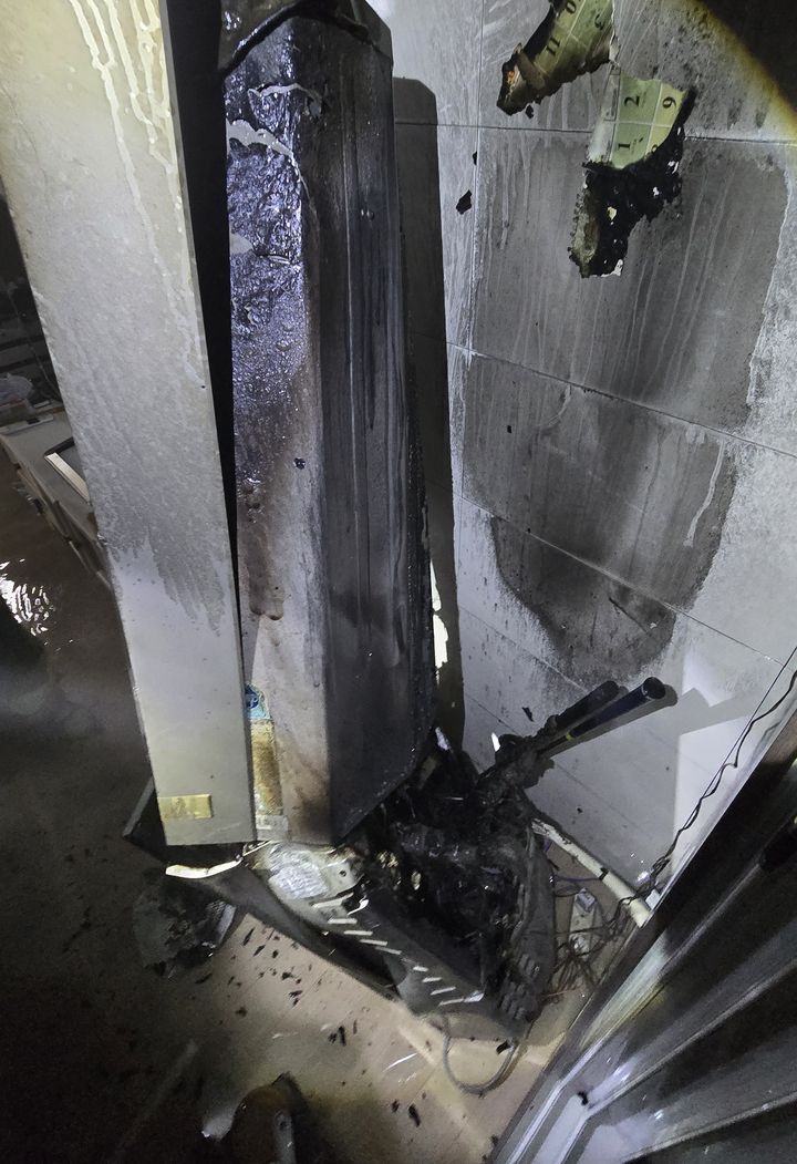 [울산=뉴시스] 박수지 기자 = 24일 오전 울산시 북구 송정동 한 아파트에 설치된 스탠드 에어컨에서 불이 나 까맣게 타있다. (사진=울산소방본부 제공) 2025.07.24. photo@newsis.com *재판매 및 DB 금지