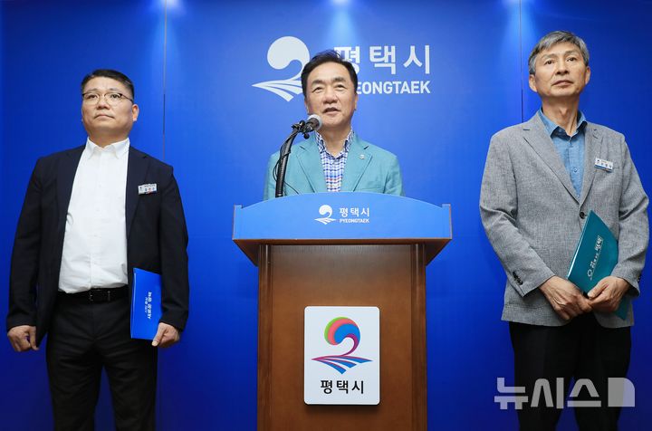 [평택=뉴시스] 정장선 시장이(사진 가운데) 평택호 환경부 중점관리저수지 최종 선정 과정 및 향후 계획에 대해 설명하고 있다. (사진=평택시 제공)2025.07.24.photo@newsis.com&nbsp; 