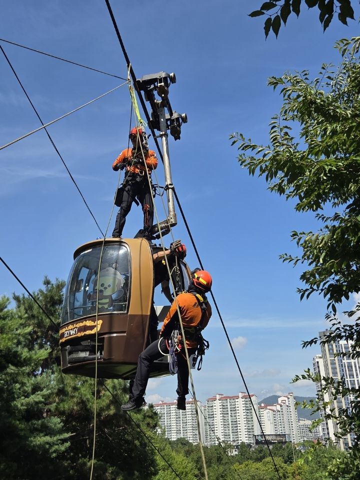 [대구=뉴시스] 대구 달서소방서는 달서구 두류동 소재 이월드 스카이웨이에서 놀이기구시설 사고 대비 인명구조 훈련을 했다. (사진=대구 달서소방서 제공) 2025.07.24. photo@newsis.com *재판매 및 DB 금지