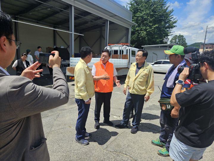 전진선 양평군수가 수해를 입은 가평군에 지원될 양평수를 점검하고 있다. (사진=양평군 제공) photo@newsis.com *재판매 및 DB 금지