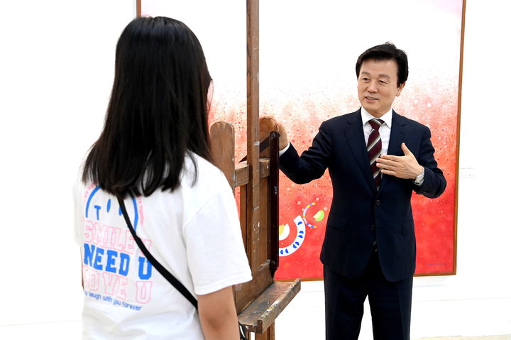 [진주=뉴시스] 진주시는 24일 고(故) 이성자 화백의 유품을 진주시립이성자미술관에 기증했다고 밝혔다.사진은 조규일 진주시장이 관람객에게 이젤에 관해 설명하고 있다.(사진=진주시 제공).2025.07.24.photo@newsis.com *재판매 및 DB 금지