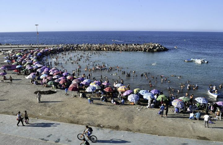 [서울=뉴시스] 알제리의 한 해변 마을에 몰린 여름 수영객들. 알제리 동부 테베사 주에서는 17일 (현지시간) 규모 5.8의 지진이 발생했다고 알제리 천문·천체·지구물리 연구센터(CRAAG)가 발표했다. 2025.08.18.&nbsp; *재판매 및 DB 금지