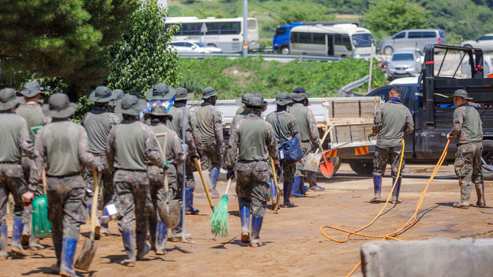 [합천=뉴시스] 육군 제39보병사단 119여단 4대대, 합천군 호우피해 복구지원 ((사진=합천군 제공) 2025. 07. 24. photo@newsis.com *재판매 및 DB 금지