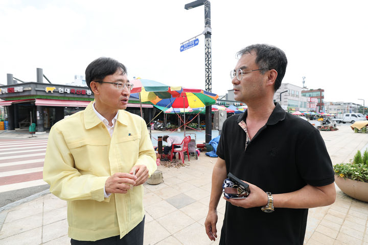 임광현 국세청장이 24일 집중호우 피해를 입은 충남 당진 소재 전통시장을 찾아 상인들의 목소리를 듣고 있다.(사진 : 국세청 제공) 2025.7.24. *재판매 및 DB 금지