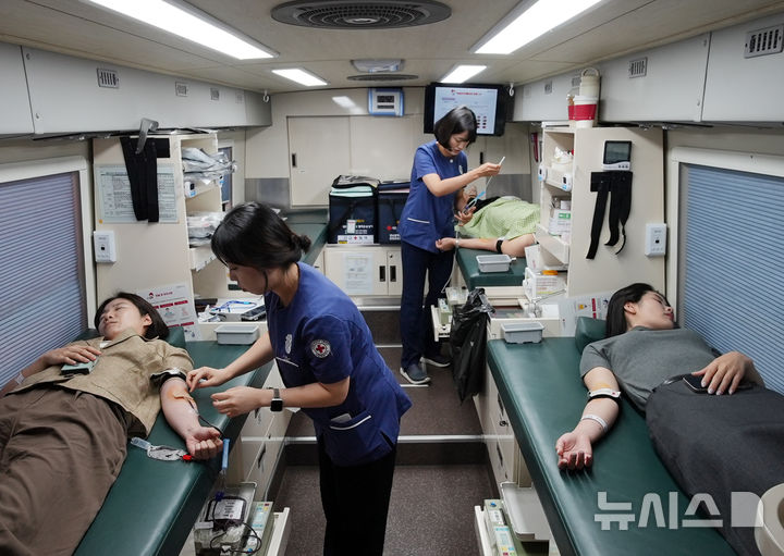 [창원=뉴시스]BNK경남은행 본부 부서 직원들이 24일 창원 본점 주차장 내 헌혈버스에 탑승해 ‘2025년 하반기 사랑의 헌혈’을 하고 있다.(사진=BNK경남은행 제공) 2024.07.24. photo@newsis.com