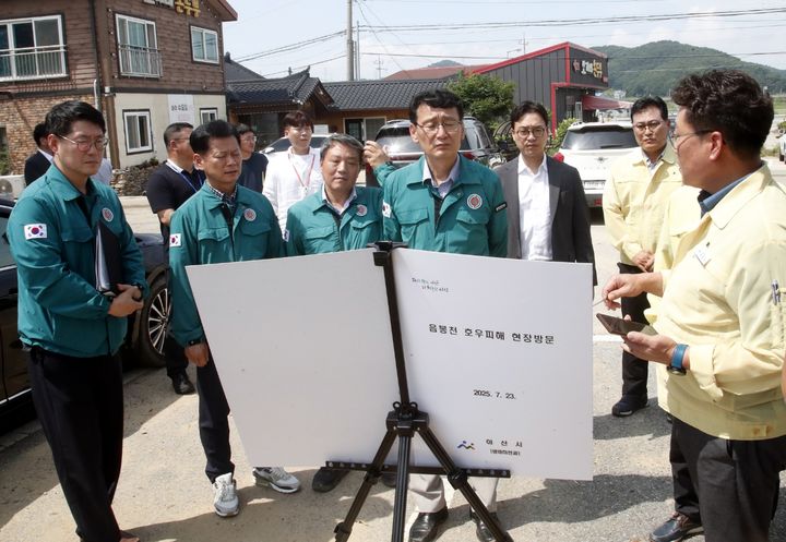 [아산=뉴시스] 홍종완 행안부 사회재난실장이 실태조사단과 아산시 수해피해 현장에서 피해 상황을 보고 받고 있다.(사진=아산시 제공) 2025.07.24.photo@newsis.com *재판매 및 DB 금지
