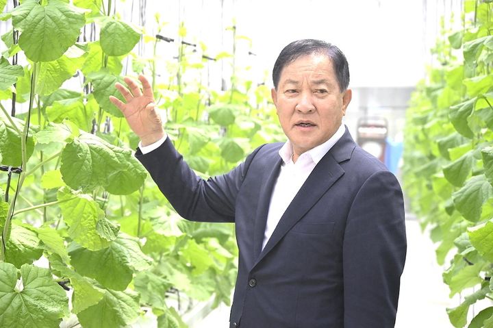 스마트팜 교육장에서 멜론 재배시험을 설명하는 심재국 평창군수. *재판매 및 DB 금지