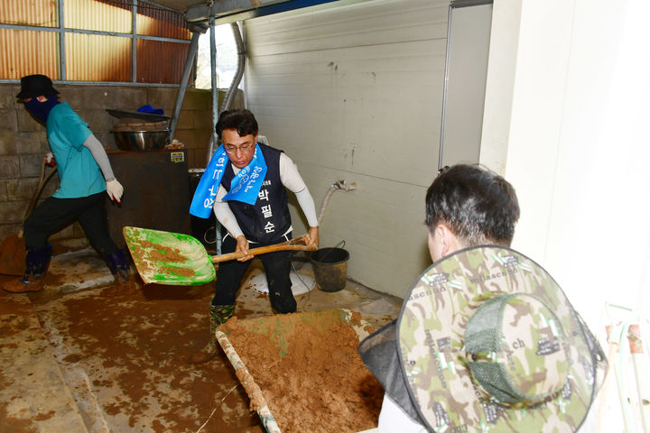 수해복구 활동하는 박필순 광주시의원. (사진=광주시의회 제공) *재판매 및 DB 금지