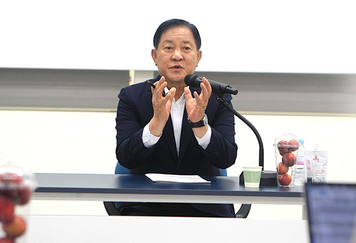 평창군농업기술센터 스마트팜 교육장에서 기자회견 하는 심재국 군수. *재판매 및 DB 금지