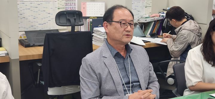 [대전=뉴시스]김종명 대전시 철도건설국장이 24일 대전시청 기자실에서 중앙로지하상가 현황에 대해 설명하고 있다. 2025. 07. 24 photo@newsis.com *재판매 및 DB 금지