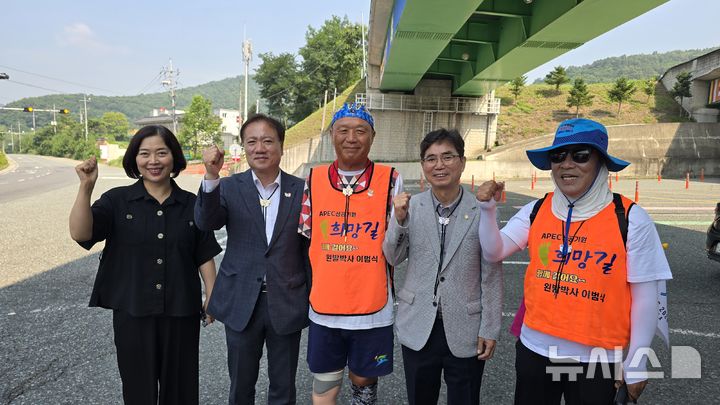 [경주=뉴시스] 영천 만불사 입구에서 기념촬영하는 '왼발박사' 이범식씨. (사진=경주시 제공) 2025.07.24. photo@newsis.com 
