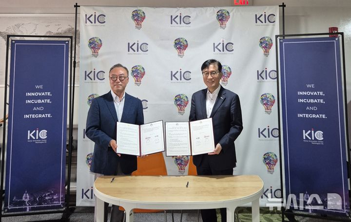 [포항=뉴시스] 송종욱 기자 = 포스텍-과학기술정보통신부 산하 한국혁신센터(KIC)가 23일(현지 시각) 미국 위싱턴에서 스타트업 공유 오피스를 개소했다. 사진은 개소식에서 김창희(왼쪽) KIC-워싱턴 센터장과 포스텍 김성근 총장이 기념 촬영하는 모습. (사진=포스텍 제공) 2025.07.24. photo@newsis.com