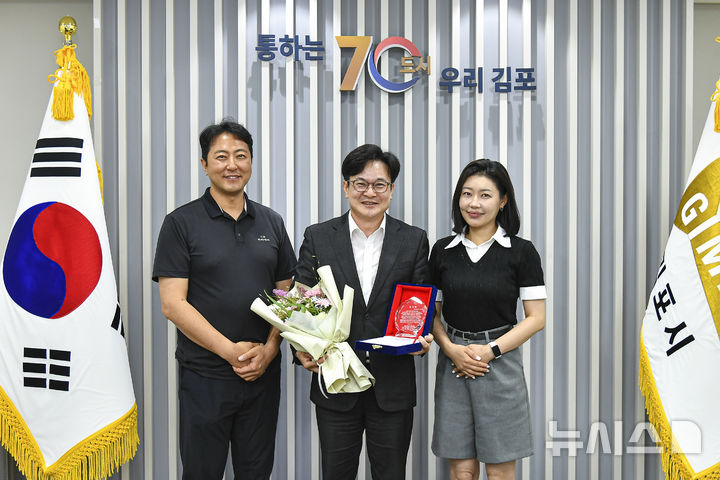 [김포=뉴시스] 정일형 기자 = 향산리 입대위 감사패 전달식. (사진=김포시 제공)