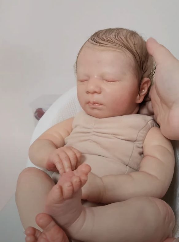 [서울=뉴시스] 실제 신생아의 모습을 본 뜬 리얼 베이비돌이 인기를 끌고 있다. (사진 = 리나한 유튜브 캡처) 2025.07.24. *재판매 및 DB 금지