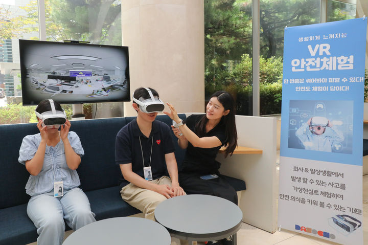 [서울=뉴시스] 동아쏘시오그룹 임직원들이 회사 및 일상생활에서 발생 할 수 있는 사고를 VR(가상현실)로 체험하고 있다. (사진=동아쏘시오홀딩스 제공) photo@newsis.com *재판매 및 DB 금지