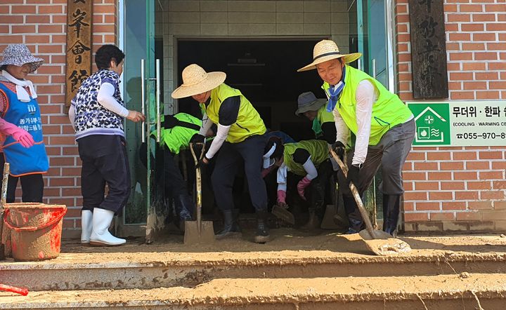 [창원=뉴시스]경남농협, 경북농협·울산농협과 함께 산청 수해지역 ‘피해복구 일손 지원.(사진=경남농협 제공) 2025.07.24.photo@newsis.com *재판매 및 DB 금지