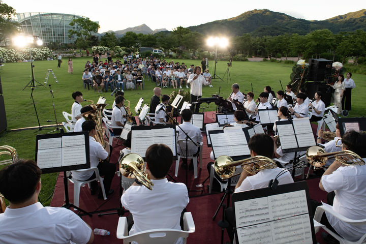 [거창=뉴시스] 거창 창포원 문화의 날 행사 (사진=거창군 제공) 2025. 07. 24. photo@newsis.com *재판매 및 DB 금지