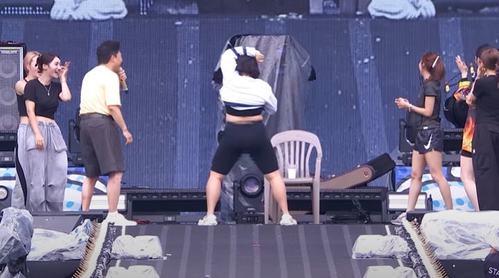 [서울=뉴시스] 코미디언 이수지가 24일 유튜브 채널에 올라온 '비하인드 더 러브버그쇼' 영상에서 가수 싸이와 함께 '흠뻑쇼' 공연을 준비하는 모습을 보여줬다. (사진=유튜브 채널 'officialpsy' 캡처) 2025.07.24. photo@newsis.com *재판매 및 DB 금지