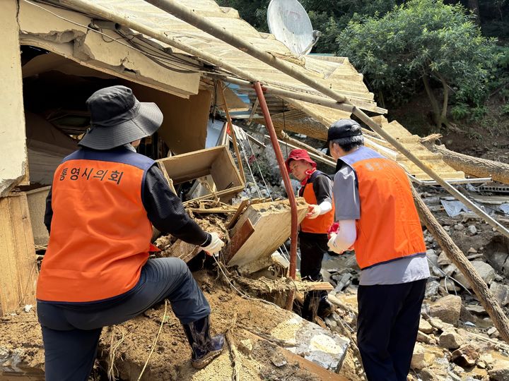 [통영=뉴시스] 신정철 기자= 통영시의회는 지난 23일, 집중호우로 큰 피해를 입은 경남 산청군 산청읍 덕촌마을을 찾아 수해복구 봉사활동을 펼쳤다. 사진은 통영시의회 의원과 직원 등 30여명이 한낮의 폭염속에 무너진 주택 잔해 정리, 침수 가구 정비 등 복구 작업을 펼치고 있는 모습.(사진=통영시의회 제공).2025.07.24. photo@newsis.com *재판매 및 DB 금지