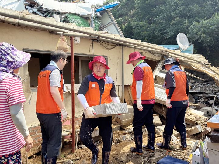 [통영=뉴시스] 신정철 기자= 통영시의회는 지난 23일, 집중호우로 큰 피해를 입은 경남 산청군 산청읍 덕촌마을을 찾아 수해복구 봉사활동을 펼쳤다. 사진은 배도수 의장(사진, 가운데)을 비롯한 통영시의회 의원과 직원 등 30여명이 참여, 한낮의 폭염속에 무너진 주택 잔해 정리, 토사 제거, 침수 가구 정비 등 복구 작업을 펼치고 있는 모습.(사진=통영시의회 제공).2025.07.24. photo@newsis.com *재판매 및 DB 금지