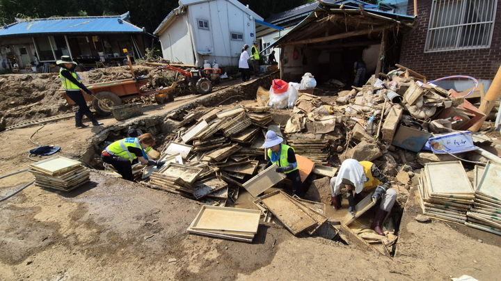 [양산=뉴시스] 양산시자원봉사센터가 산청군 모고마을 일대를 찾아 복구 활동을 펼치고 있다. (사진=양산시 제공) 2025.07.24. photo@newsis.com *재판매 및 DB 금지
