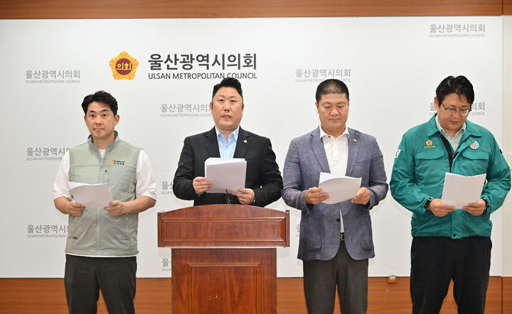 [울산=뉴시스] 박수지 기자 = 국민의힘 소속 김종섭·공진혁·안대룡·김종훈·권순용 울산시의원이 24일 시의회 프레스센터에서 기자회견을 열고 울산공업축제 조례에 대해 설명하고 있다. (사진=시의회 제공) 2025.07.24. photo@newsis.com *재판매 및 DB 금지