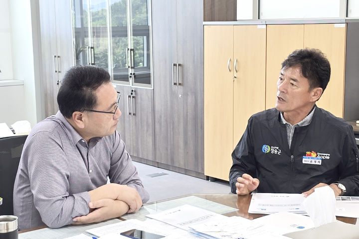 [청송=뉴시스] 윤경희 청송군수가 24일 내년도 국비 확보를 위해 기획재정부를 방문, 관계자와 면담하고 있다. (사진=청송군 제공) 2025.07.24. photo@newsis.com *재판매 및 DB 금지